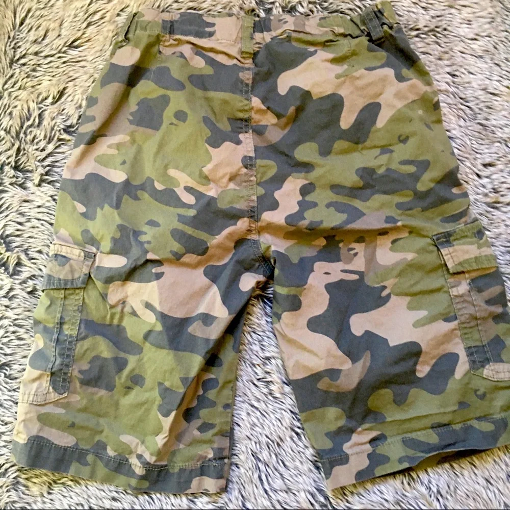 Lucky Brand boy’s camouflage cargo shorts size large 14/16